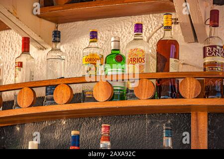 Flaschen Alkohol im Barregal 2 Stockfoto