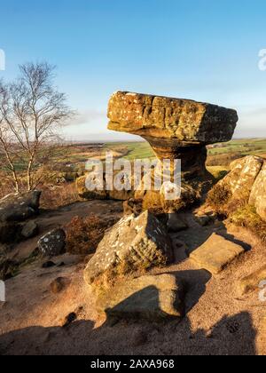 The Druids Writing Desk Gritstone Rock Formation at Sunset Brimham Rocks Brimham Moor Nidderdale AONB North Yorkshire England Stockfoto