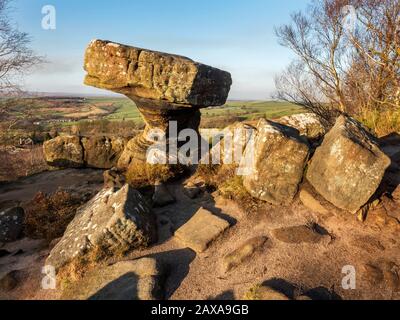 The Druids Writing Desk Gritstone Rock Formation at Sunset Brimham Rocks Brimham Moor Nidderdale AONB North Yorkshire England Stockfoto