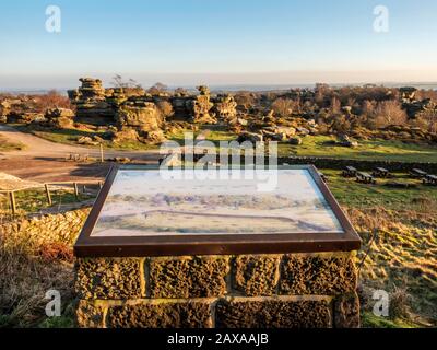 Gristone Felsformationen, die an einem Winternachmittag von der untergehenden Sonne in Brimham Rocks Brimham Moor Nidderdale AONB North Yorkshire England angezündet werden Stockfoto