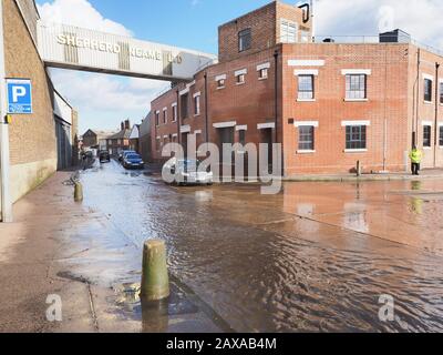 Faversham, Kent, Großbritannien. Februar 2020. Hochwasser in der Nähe der Shepherd Neame Brauerei in Faversham, Kent heute Nachmittag aufgrund einer Gezeitensturmflut in der Thames Estuary. Kredit: James Bell/Alamy Live News Stockfoto