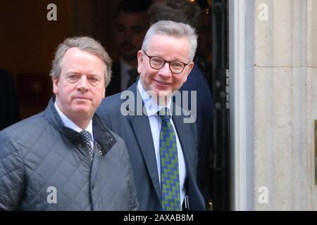 London, Großbritannien. Februar 2020. Michael Gove und Alister Jack verlassen Downing Street nach dem wöchentlichen Kabinettsmeeting. Quelle: Uwe Deffner/Alamy Live News Stockfoto