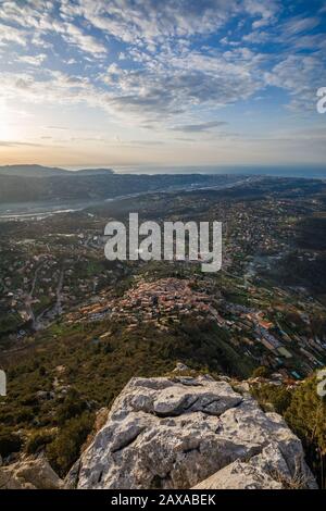 Panoramablick auf das typische Dorf Saint Jeannet, die mittelalterliche Stadt an der cote d'azur, Frankreich Stockfoto