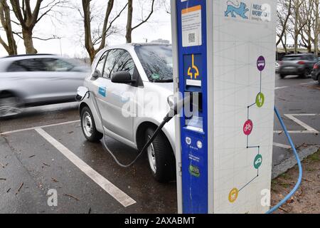 Ein Smart Auto des Car-Sharing-Anbieters Car2Go steht in Stuttgart auf einer Straße und wird aufgeladen, Strom wird aufgeladen. Weltweite Verwendung Stockfoto