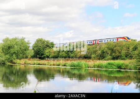 Klasse 222 Meridian HST-Zug, der am Fluss Soar vorbeifährt, in der Nähe von Barrow upon Soar, Leicestershire, England, Großbritannien Stockfoto