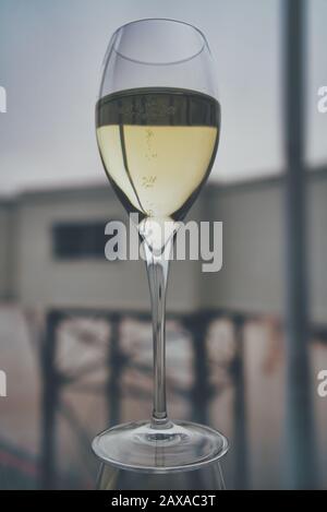 Prosecco Champagnerglas vor der Abreise von oben in der Business Lounge am Flughafen fotografiert Stockfoto