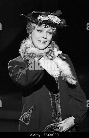 Barbara schöne, deutsche Schauspielerin und Sängerin, Deutschland um 1981. Deutsche Schauspielerin und Sängerin Barbara Schoene, Deutschland um 1981. Stockfoto