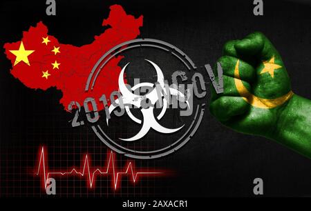 Das Konzept einer Epidemie in China mit einem Virus namens 2019-COV, mit der Flagge Mauretaniens auf der Faust eines Mannes. Stockfoto