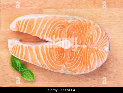 Das einzige rohe Steak von Wildlachs auf einer Holzküche Stockfoto