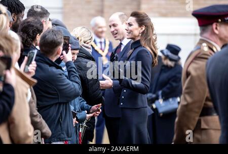 Der Herzog und die Herzogin von Cambridge bei einem Besuch des Defence Medical Rehabilitation Center Stanford Hall, Stanford on Soar, Loughborough, wo sie sich mit Patienten und Mitarbeitern trafen und einen Rundgang durch die Turnhalle und die Prothetikwerkstatt hatten. Stockfoto