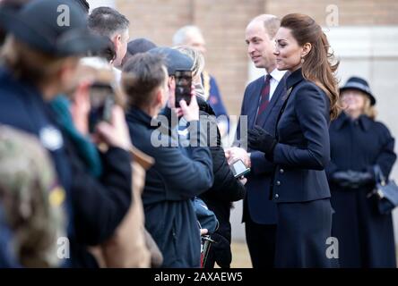 Der Herzog und die Herzogin von Cambridge bei einem Besuch des Defence Medical Rehabilitation Center Stanford Hall, Stanford on Soar, Loughborough, wo sie sich mit Patienten und Mitarbeitern trafen und einen Rundgang durch die Turnhalle und die Prothetikwerkstatt hatten. Stockfoto