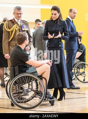 Die Duchess of Cambridge spricht mit Patienten, die am Rollstuhlkorbball während eines Besuchs im Defence Medical Rehabilitation Center Stanford Hall, Stanford on Soar, Loughborough teilnehmen, wo sie mit Patienten und Mitarbeitern zusammentraf und einen Rundgang durch die Turnhalle und den Prothetikworkplatz machte. Stockfoto