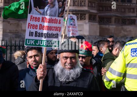 London, Großbritannien. Februar 2020. Mitglieder der Bangladesh Nationalist Party nehmen an einem großen und lauten Protest gegenüber den Häusern des Parlaments Teil, um gegen die angebliche illegale Inhaftierung von Parteiführern in Bangladesch zu protestieren Credit: Ian Davidson/Alamy Live News Stockfoto
