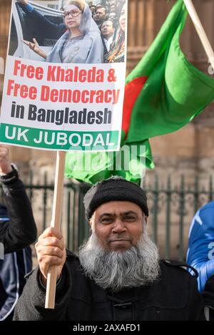 London, Großbritannien. Februar 2020. Mitglieder der Bangladesh Nationalist Party nehmen an einem großen und lauten Protest gegenüber den Häusern des Parlaments Teil, um gegen die angebliche illegale Inhaftierung von Parteiführern in Bangladesch zu protestieren Credit: Ian Davidson/Alamy Live News Stockfoto