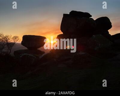 Gristone Felsformationen Silhouetten gegen einen Sonnenuntergang Himmel im Brimham Moor Nidderdale AONB North Yorkshire England Stockfoto