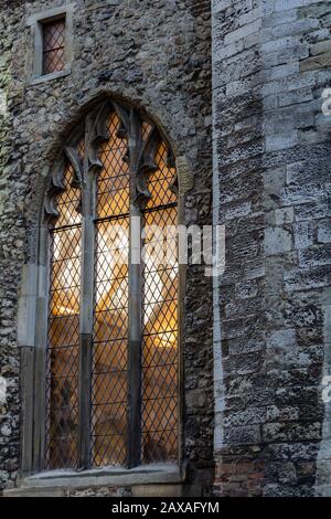 Licht, das durch Fenster in der alten Kirche fällt Stockfoto