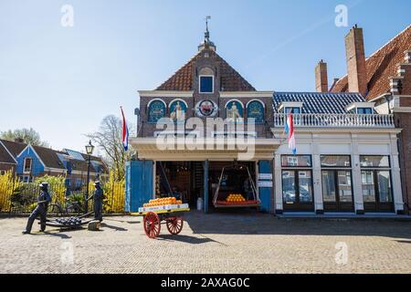 Typisch holländisches Dorf, mit einem Käsehaus in der Innenstadt, Volendam, Holland Stockfoto