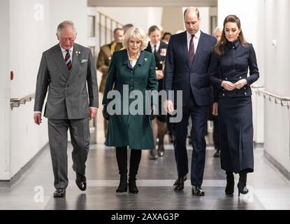 Der Prince of Wales, die Duchess of Cornwall, der Herzog von Cambridge und Duchess of Cambridge bei einem Besuch des Defence Medical Rehabilitation Center Stanford Hall, Stanford on Soar, Loughborough, wo sie sich mit Patienten und Mitarbeitern trafen und einen Rundgang durch die Turnhalle und den Prothetikworkplatz hatten. Stockfoto