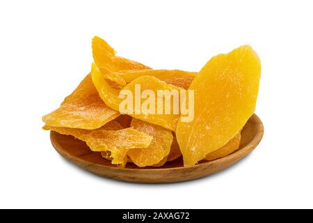 Haufen dehydrierter Mango in einer Holzplatte auf weißem Grund mit Schneideweg Stockfoto