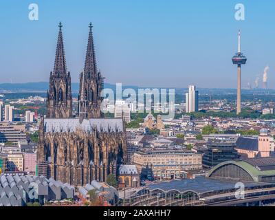 Köln, Deutschland. Etwa Im September 2019. Schönes Stadtbild mit Dom und Großer St.-Martin-Kirche und Hauptbahnhof an einem sonnigen Tag Stockfoto