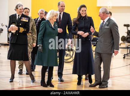 (Mitte links rechts) Die Duchess of Cornwall, der Herzog von Cambridge und Duchess of Cambridge und der Prince of Wales während eines Besuchs im Defence Medical Rehabilitation Center Stanford Hall, Stanford on Soar, Loughborough, Dort trafen sie sich mit Patienten und Mitarbeitern und hatten einen Rundgang durch die Turnhalle und die Prothetikwerkstatt. Stockfoto