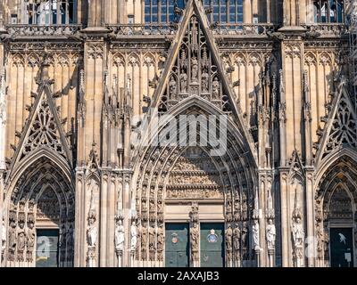 An einem sonnigen Tag steht die Gotische Domkirche Sankt Peter in Köln. Schönes Stadtbild mit Details der Türme, Bögen und Fenster Stockfoto