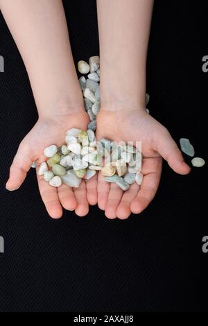 Handvoll sauber Steine, Kies in den Händen Stockfoto
