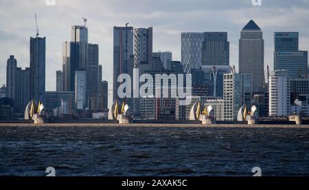 Die Themse-Barriere in Woolwich im Osten Londons wird vor der Flut angehoben. PA Foto. Bilddatum: Dienstag, 11. Februar 2020. Siehe PA STORY-WETTERSTURM. Der Lichtbildkredit sollte lauten: Dominic Lipinski/PA Wire Stockfoto