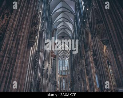 Köln, Deutschland. Etwa Im November 2019. Inneneinrichtung der gotischen Domkirche Sankt Peter . Details der Skulpturen, Säulen, Bögen und Fenster Stockfoto