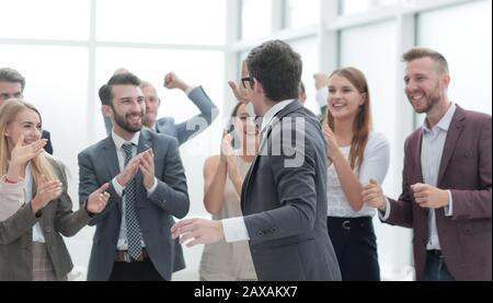 Bis zu schließen. gerne Kollegen die Hände schütteln. Stockfoto