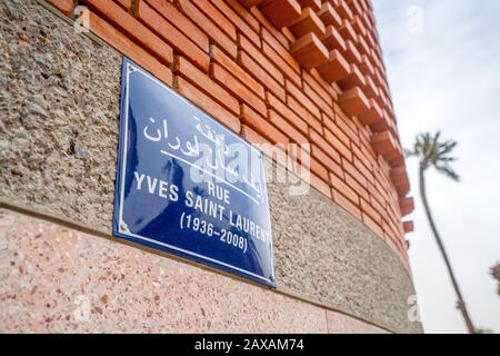 Marrakesch, Marokko - 15. Januar 2020: Yves Saint Laurent Street Schild im Museum Stockfoto