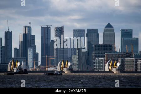 Die Themse-Barriere in Woolwich im Osten Londons wird vor der Flut angehoben. PA Foto. Bilddatum: Dienstag, 11. Februar 2020. Siehe PA STORY-WETTERSTURM. Der Lichtbildkredit sollte lauten: Dominic Lipinski/PA Wire Stockfoto