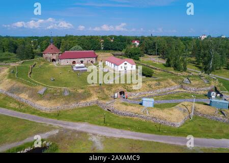 PRIOZERSK, RUSSLAND - 17. JUNI 2018: Die alte Festung Korela an einem sonnigen Junionstag (Schießen von einem Quadrocopter) Stockfoto