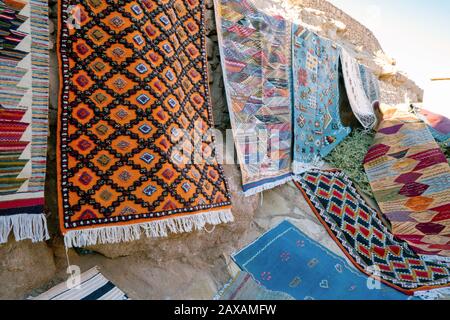 Jede Menge berühmter traditioneller Berberteppiche im Verkauf, Ait Ben Haddou, Marokko Stockfoto