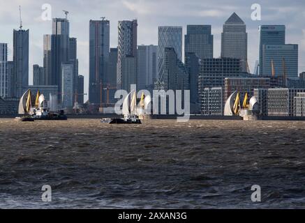 Die Themse-Barriere in Woolwich im Osten Londons wird vor der Flut angehoben. PA Foto. Bilddatum: Dienstag, 11. Februar 2020. Siehe PA STORY-WETTERSTURM. Der Lichtbildkredit sollte lauten: Dominic Lipinski/PA Wire Stockfoto