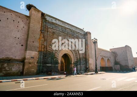 Massives Tor in der mittelalterlichen Stadtmauer von Marrakesch, Marokko Stockfoto