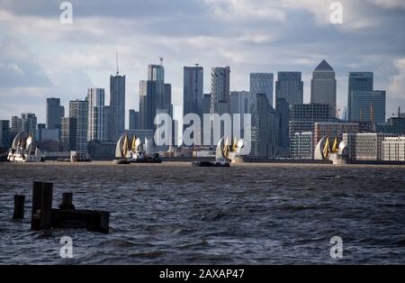 Die Themse-Barriere in Woolwich im Osten Londons wird vor der Flut angehoben. PA Foto. Bilddatum: Dienstag, 11. Februar 2020. Siehe PA STORY-WETTERSTURM. Der Lichtbildkredit sollte lauten: Dominic Lipinski/PA Wire Stockfoto