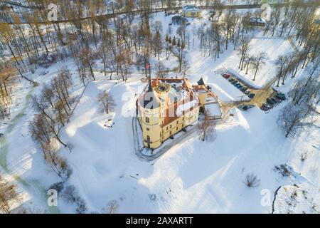 Draufsicht auf das alte Schloss Bip (Mariental) an einem sonnigen Wintertag (Luftaufnahmen). Bezirk von Sankt Petersburg, Russland Stockfoto