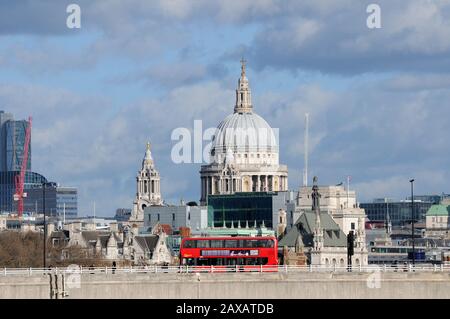 London, Großbritannien. Februar 2020. Strahlender Sonnenschein über St. Pauls an kaltem hellem Tag, wenn der Sturm Ciara vorbeigeht. Kredit: Johnny ARMSTEAD/Alamy Live News Stockfoto