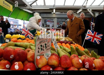 Der Prince of Wales durchstöbert bei einem Besuch auf Dem Leicester Market einen Obst- und Veg-Stall. Stockfoto