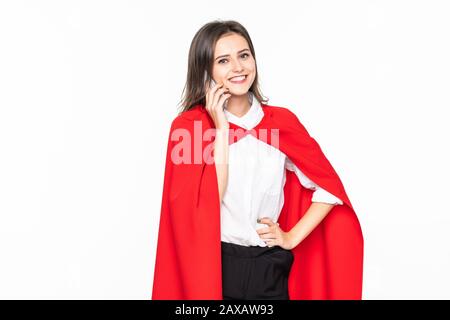 Superheldenfrau mit roter Maske und cape Happy Talking mit Smartphone Handy isoliert blauem Hintergrund Stockfoto