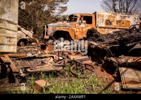 Gebäude und Auto bei australischen Buschbränden durch Feuer zerstört Stockfoto