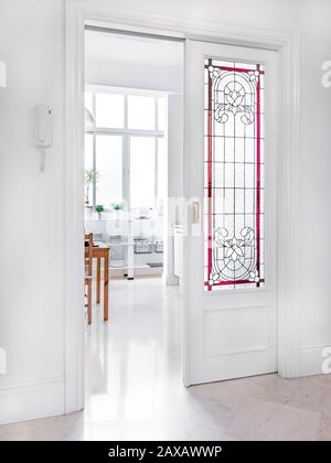 Glastüren in moderne weiße Halle mit Marmorboden und große