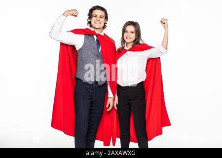 Super Paar in Masken und Kleider stehen mit verschränkten Armen und Kamera isoliert auf Grau Stockfoto