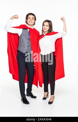 Super Paar in Masken und Kleider stehen mit verschränkten Armen und Kamera isoliert auf Grau Stockfoto