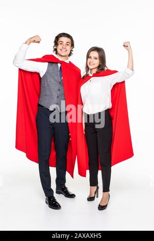 Super Paar in Masken und Kleider stehen mit verschränkten Armen und Kamera isoliert auf Grau Stockfoto