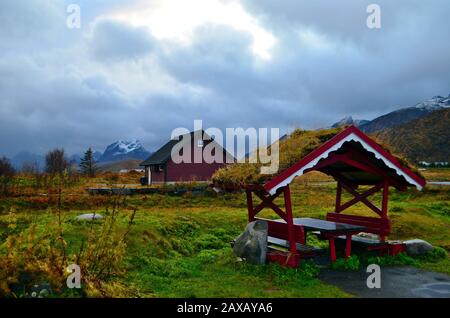 Gemütlicher Picknickplatz mit Rasendach Stockfoto