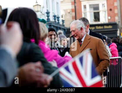 Der Prince of Wales trifft sich vor der Enthüllung einer Gedenkplakette auf dem neuen Marktplatz mit Mitgliedern der Öffentlichkeit am Leicester Market. Stockfoto