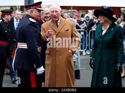 Der Prince of Wales und die Duchess of Cornwall in Leicester Market vor der Enthüllung einer Gedenkplakette auf dem neuen Marktplatz. Stockfoto