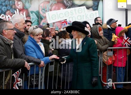 Die Duchess of Cornwall trifft sich vor der Enthüllung einer Gedenkplakette auf dem neuen Marktplatz mit Mitgliedern der Öffentlichkeit am Leicester Market. Stockfoto